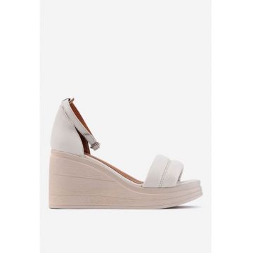 Sandale dama gri cu platforma si catarama realizate din piele Sandale dama gri cu platforma si catarama realizate din piele