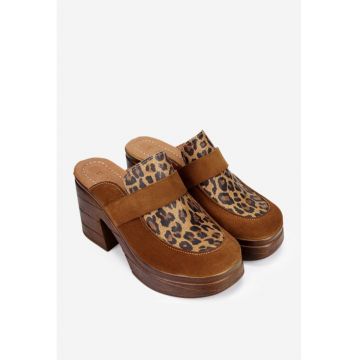 Saboti dama maro din piele intoarsa cu detalii animal print