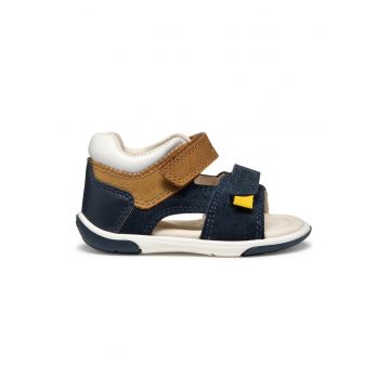 Sandale cu velcro si garnituri de piele intoarsa