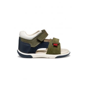 Sandale cu velcro si garnituri de piele intoarsa