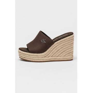 Sandale cu talpa wedge si monograma metalica
