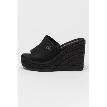 Sandale cu talpa wedge si monograma metalica