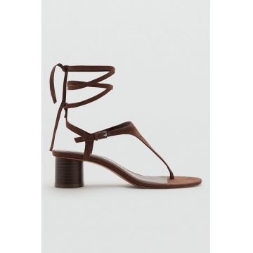 Sandale din piele intoarsa cu bareta separatoare - Maro