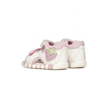 Sandale cu velcro si aplicatii capsune - Alb fildes/Roz pastel