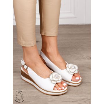 Sandale damă din piele naturală model elegant cu platformă și floare decorativă CRL1657 ALB