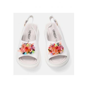 Sandale din piele cu aplicatii decorative.