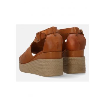 Sandale din piele cu talpa wedge si inchidere catarama