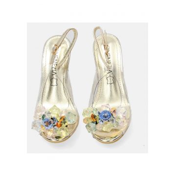 Sandale trasparente cu ornamente decorative.