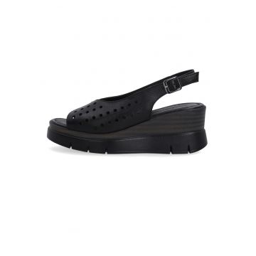 Sandale cu talpa wedge si partea superioara perforata