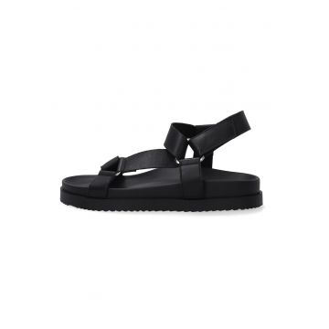 Sandale din piele cu inchidere cu velcro si platforma