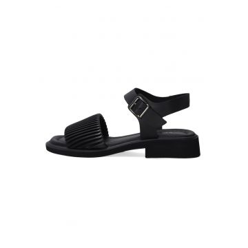 Sandale din piele cu model texturat si inchidere pe glezna