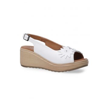 Sandale din piele cu talpa wedge si aplicatie cu flori