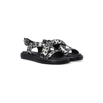 Sandale cu imprimeu animal print si platforma