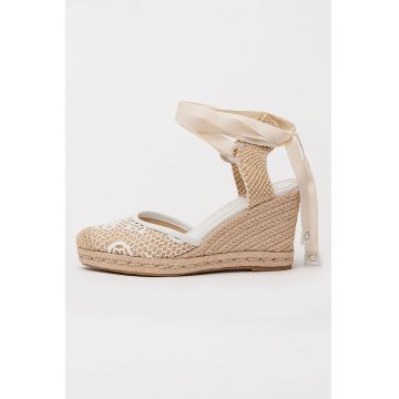 Sandale cu talpa wedge si snururi petrecute - Alb/Bej