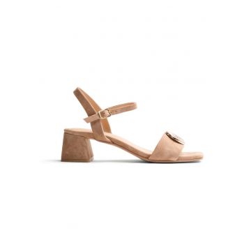Sandale de piele intoarsa cu toc si accesoriu metalic Verndale - Maro camel