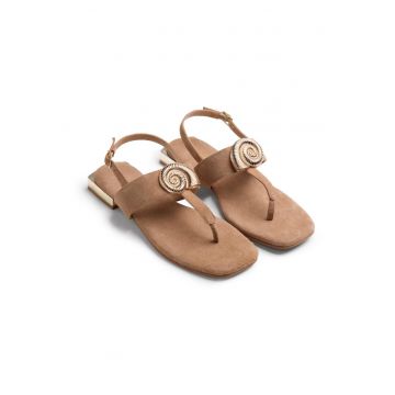 Sandale de piele piele intoarsa cu bareta separatoare si aplicatie metalica Harrington - Maro camel