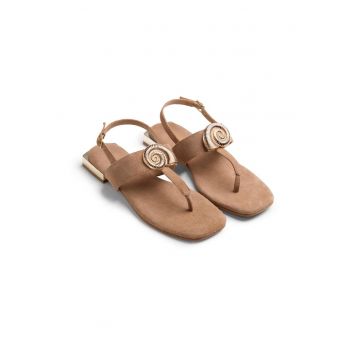 Sandale de piele piele intoarsa cu bareta separatoare si aplicatie metalica Harrington - Maro camel