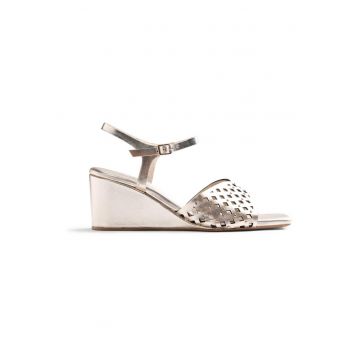 Sandale wedge de piele cu perforatii si nituri - Auriu platinat