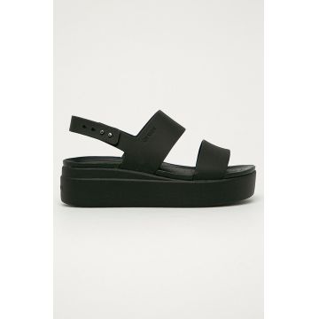 Crocs sandale Brooklyn Low Wedge femei, culoarea negru 208173