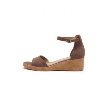 Sandale wedge de piele intoarsa cu bareta pe glezna - Maro taupe inchis