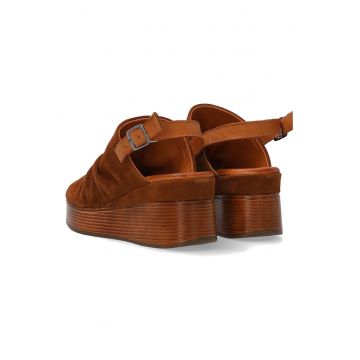 Sandale din piele cu platforma.
