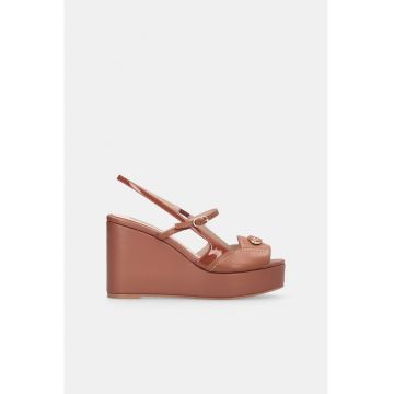 Sandale wedge din piele si piele lacuita - Maro scortisoara